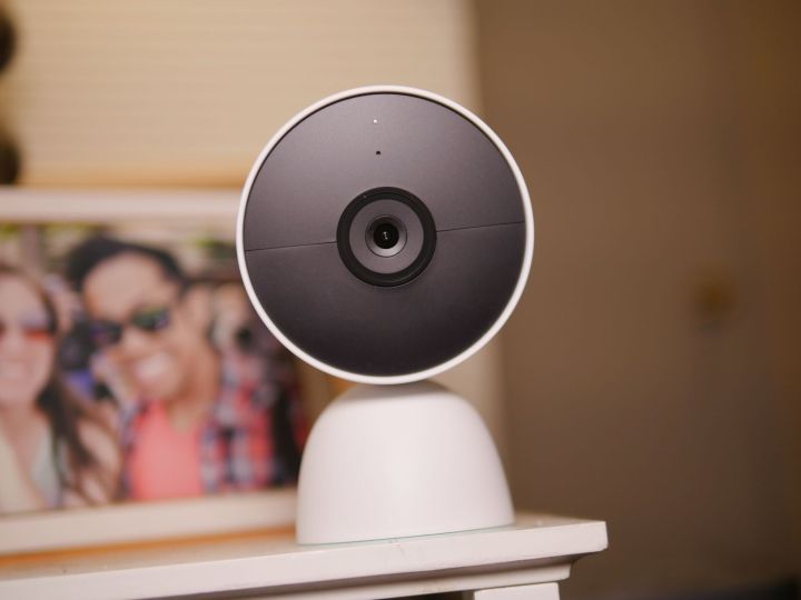 Closeup of camera on the Google Nest Cam (battery).