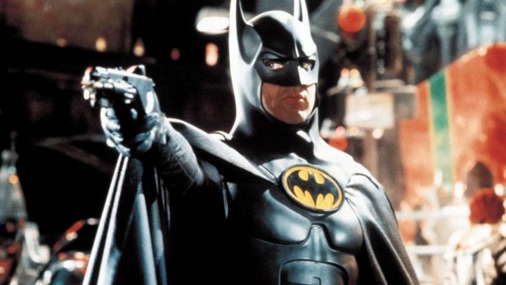 Batman (Michael Keaton) points one of his gadgets in Batman Returns.