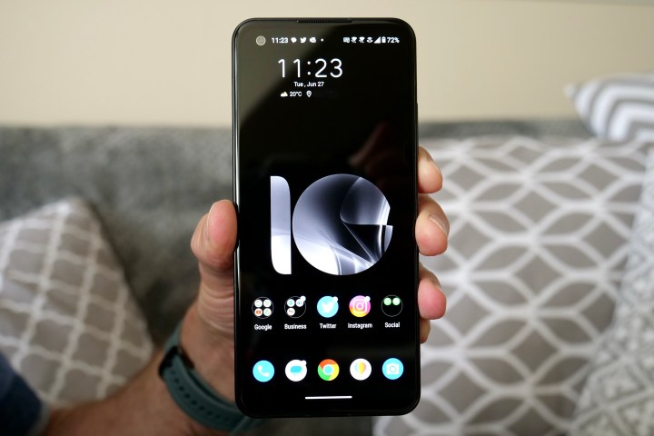 A person holding the Asus Zenfone 10 showing the screen.