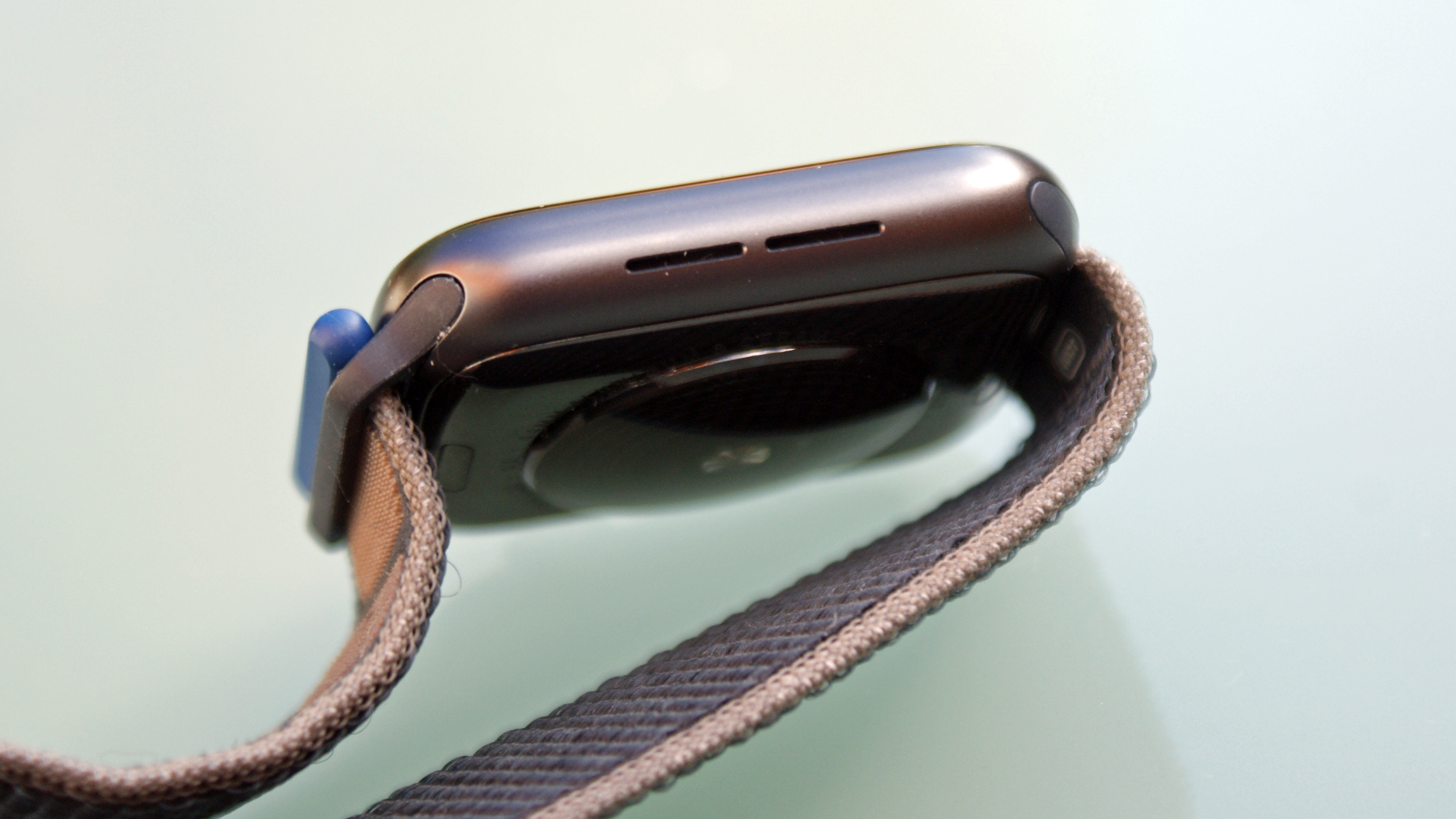 Apple Watch SE: the smartwatch laying on its side