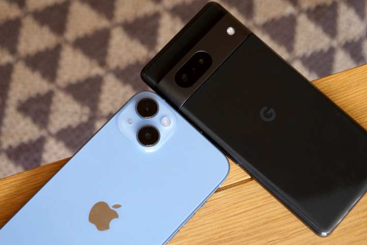 iPhone 14 Plus and Pixel 7's camera modules.