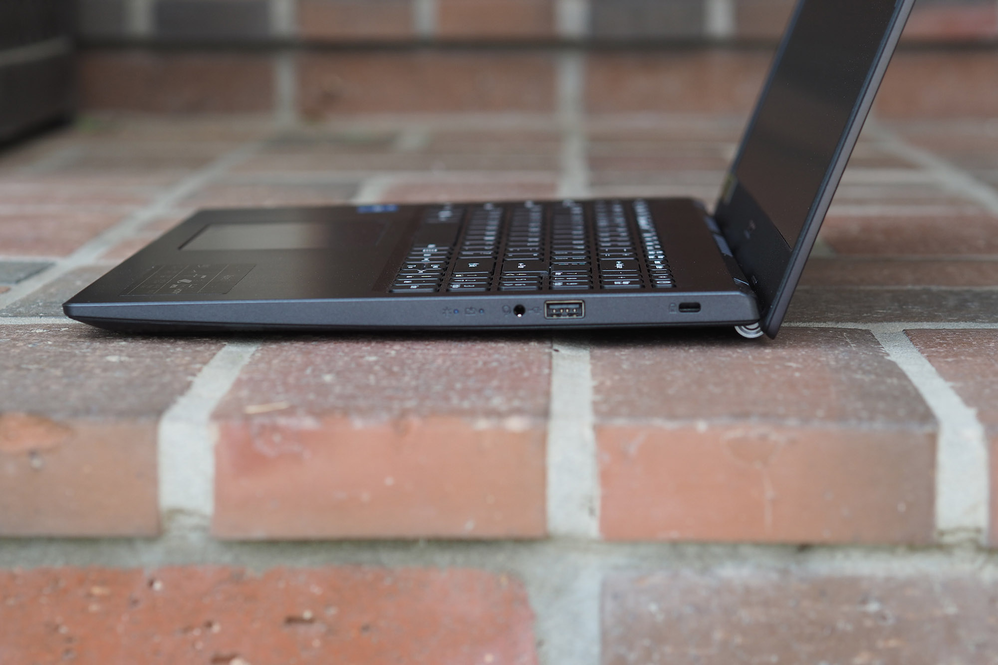 Acer Aspire 5 side view