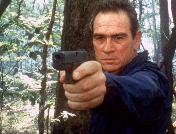 Tommy Lee Jones points a gun in U.S. Marshals.