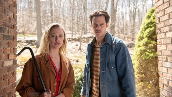 Maika Monroe and Bill Skarsgård as Jules and Mickey in the film Villains.