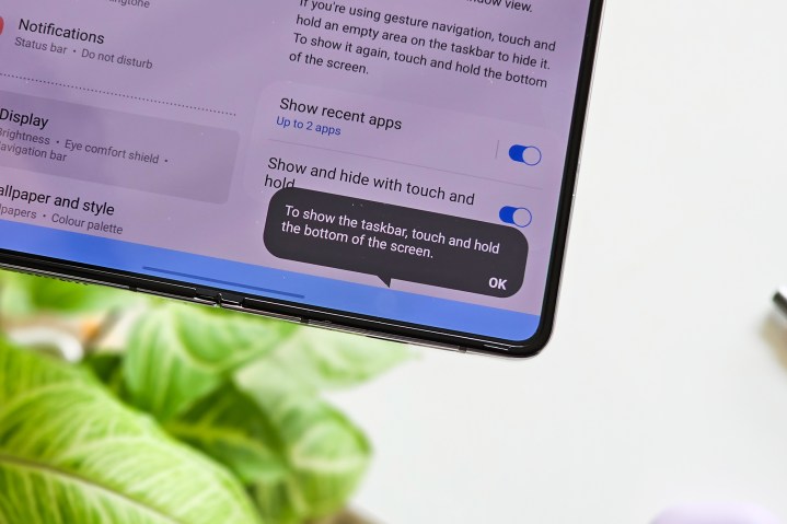 Samsung Galaxy Z Fold 5 show hide taskbar