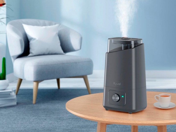 The Kyvol HD3 1.2-gallon humidifier sprays mist while on a coffee table.