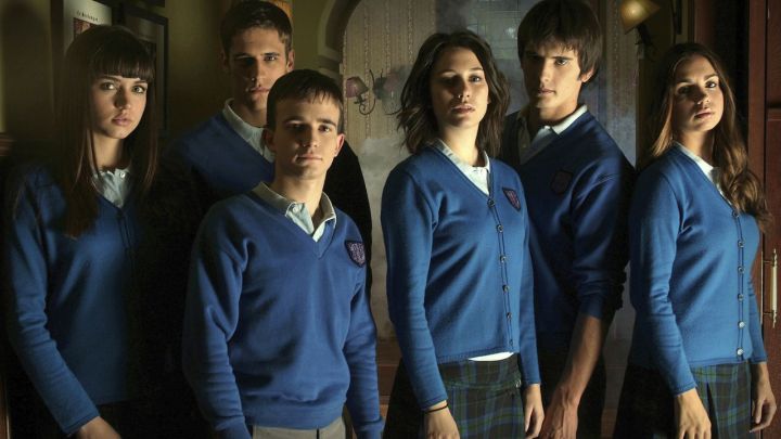 A group of students in their school univforms standing together and looking at the camera in the Spanish teen soap El Internado.